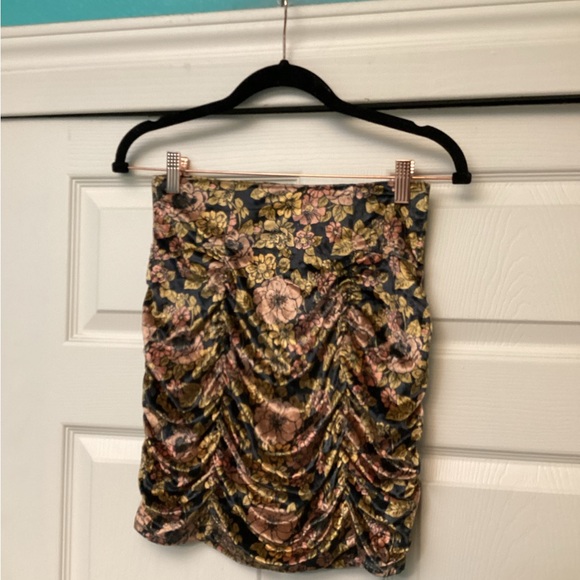 💥PRICE DROP💥 Gigi Velvet Skirt - Picture 3 of 5